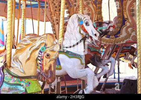 Vintage Carousel Pferde auf dem ländlichen Karneval oder Messe Stockfoto