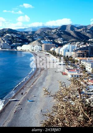 Erhöhter Blick auf den Stadtstrand und die Promenade, Almunecar, Spanien. Stockfoto