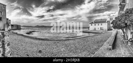 Der malerische Strand La Ponche im Zentrum von Saint-Tropez, Cote d'Azur, Frankreich. Die Stadt ist ein weltweit berühmter Ferienort für den europäischen und amerikanischen Jet Set A Stockfoto