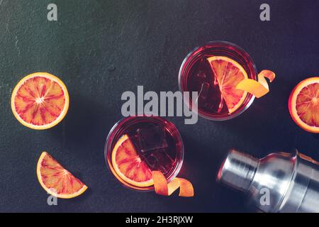 Orangencocktails, getöntes atmosphärisches Bild, mit Blutorangen und einem Shaker Stockfoto