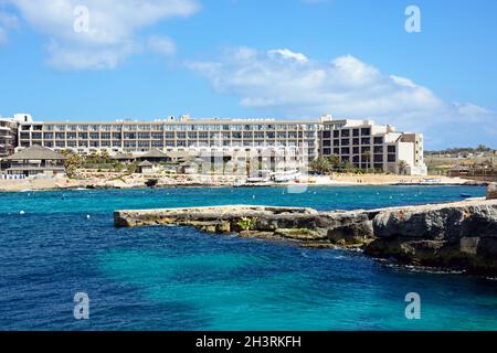 Ansicht der Ramla Bay Resort Hotel und Strand, Ramla Bay, Malta, Europa. Stockfoto