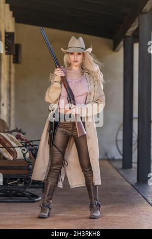 Ein schönes blondes Modell gekleidet als COWGIRL genießt die Amerikanischer Westen Stockfoto