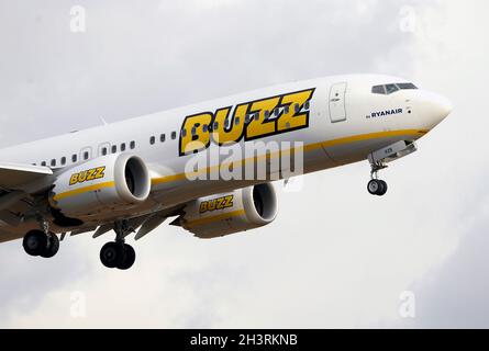 Boeing 737 MAX 8-200 Flugzeug von Ryanair und Buzz Unternehmen, mit einer Zeichnung einer Biene auf dem Schwanz, Platte D-AIRY, nähert sich der Palma de Mallorca Stockfoto