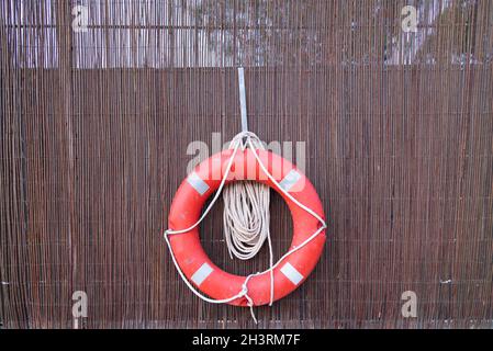 Lifebuoy hängt an einem Strand in Monaco Stockfoto