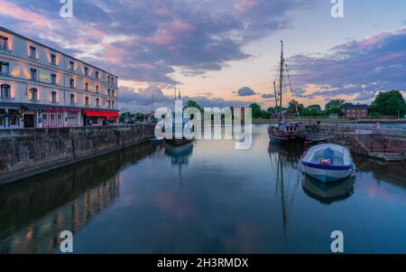 Honfleur, Frankreich - 28. Juli 2021: Honfleur ist eine französische Gemeinde im Département Calvados und ein berühmter Ferienort in der Normandie. Besonders bekannt für Stockfoto