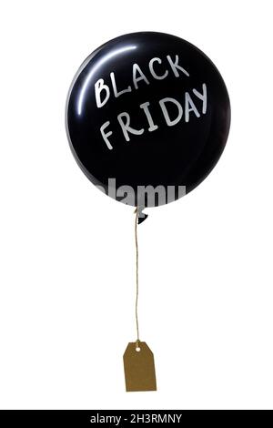 Schwarzer Heißluftballon mit weißem Black Friday Schriftzug und aufgehängtem Preisschild, isoliert auf weißem Hintergrund, vertikal Stockfoto