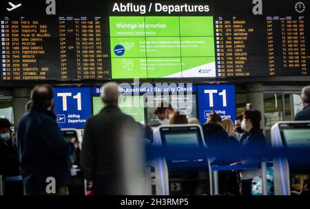 Stuttgart, Deutschland. Oktober 2021. Zahlreiche Ziele sind zu Beginn der Herbstferien in Baden-Württemberg auf der Starttafel am Flughafen Stuttgart zu sehen. Die Flughäfen sind wieder etwas belebter, aber sie sind noch weit von ihren vor-Corona-Lastfaktoren entfernt. Quelle: Christoph Schmidt/dpa/Alamy Live News Stockfoto