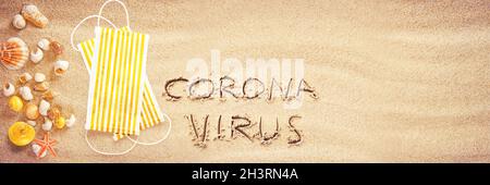 Corona-Virus im Urlaub in den Sand geschrieben Stockfoto