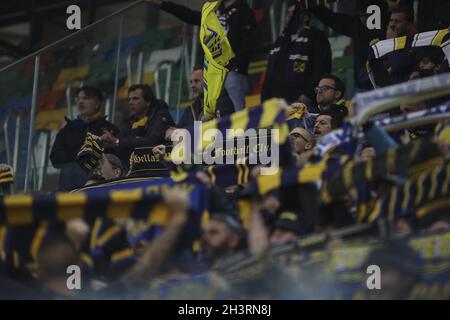 Udine, Italien. Oktober 2021. Fans von Hellas Verona während Udinese Calcio gegen Hellas Verona FC, italienische Fußballserie A Spiel in Udine, Italien, Oktober 27 2021 Quelle: Independent Photo Agency/Alamy Live News Stockfoto