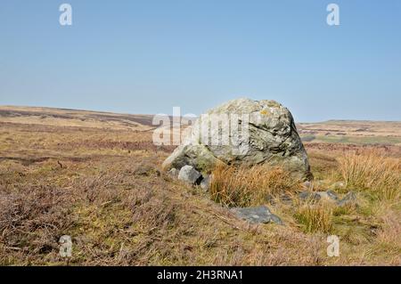 Pennine-Landschaft mit großen alten Felsbrocken oder stehenden Steinen auf midgley Moor in West yorkshire Stockfoto