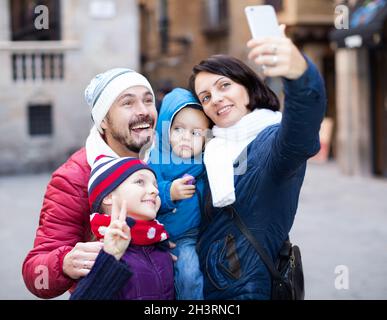 Eltern mit ihren Kindern porträtieren Stockfoto