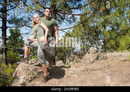 Paar im Wald mit ihren Camper Rucksäcken Stockfoto