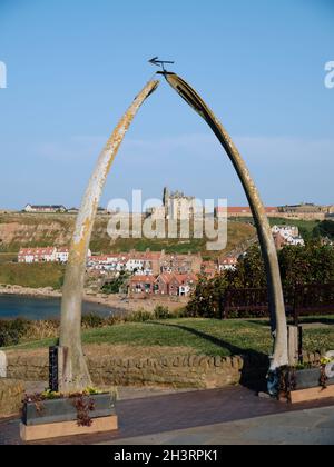 Der Whalebone Arch in Whitby in North Yorkshire umrahmt die weit entfernte gotische Kirche St. Mary im Hintergrund England UK Stockfoto