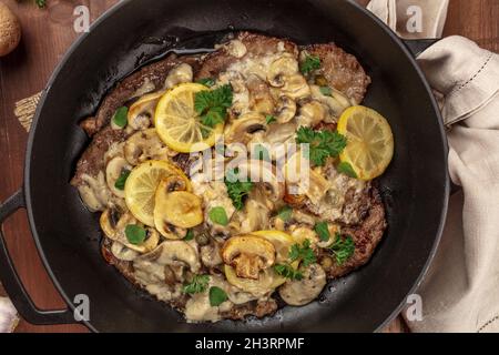 Ein Nahaufnahme Foto von Scallopine di vitello, Kalbfleisch Scallopini, ein traditionelles italienisches Gericht Stockfoto