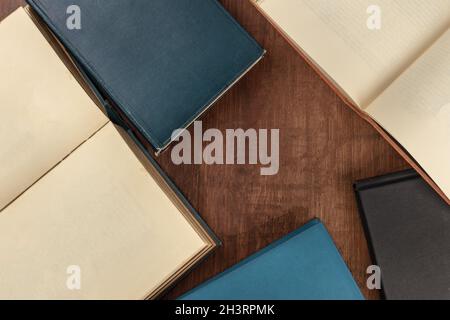 Overhead Foto der Bücher auf dem dunklen Hintergrund mit Kopie Raum Stockfoto