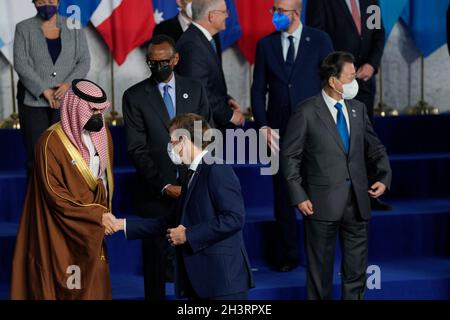 Der französische Präsident Emmanuel Macron begrüßt die Staats- und Regierungschefs der Welt, während sie sich während des G20-Gipfels in Rom, Italien, im Konferenzzentrum von La Nuvola zu einem Gruppenbild versammeln. Bilddatum: Samstag, 30. Oktober 2021. Stockfoto