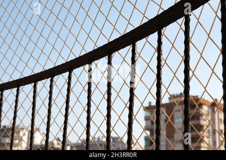 Eisengeländer und starke Netznetze, die Kinder und Haustiere vor dem Sturz vom Balkon schützen. Stockfoto