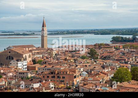 Luftaufnahme der Dächer und der Kirche San Francesco della Vigna in Venedig, Italien Stockfoto