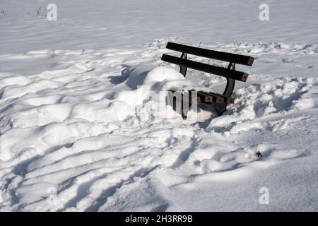 Bank im Winter, Gewissenruh, Wesertal, Weser-Hochland, Weserbergland, Hessen, Deutschland Stockfoto