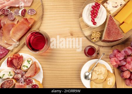 Charcuterie-Verkostung. Ein Foto von vielen verschiedenen Würstchen und Schinken, Fleisch zum Mittagessen Stockfoto