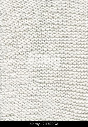 Weiß gestrickte Boho-Stoffstruktur mit leerem Platz für Werbung. Weiße Strickstruktur in reiner Winterqualität Stockfoto