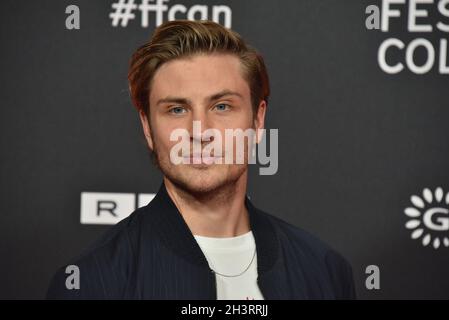 27. Oktober 2021, Nordrhein-Westfalen, Köln: Schauspieler Jannik Schümann kommt zur Vorführung des Films Westwall auf den Filmfestspielen Köln. Foto: Horst Galuschka/dpa Stockfoto