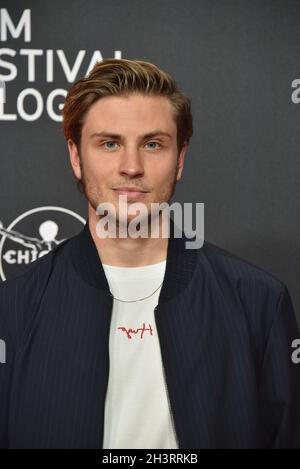 27. Oktober 2021, Nordrhein-Westfalen, Köln: Schauspieler Jannik Schümann kommt zur Vorführung des Films Westwall auf den Filmfestspielen Köln. Foto: Horst Galuschka/dpa Stockfoto