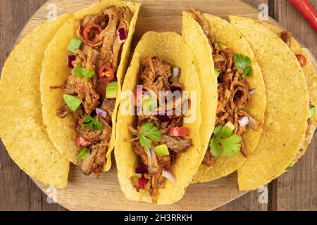 Nahaufnahme mexikanischer Tacos mit Pulled Meat, Avocado, Chilischoten, Koriander Stockfoto