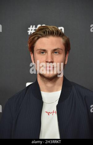 27. Oktober 2021, Nordrhein-Westfalen, Köln: Schauspieler Jannik Schümann kommt zur Vorführung des Films Westwall auf den Filmfestspielen Köln. Foto: Horst Galuschka/dpa Stockfoto