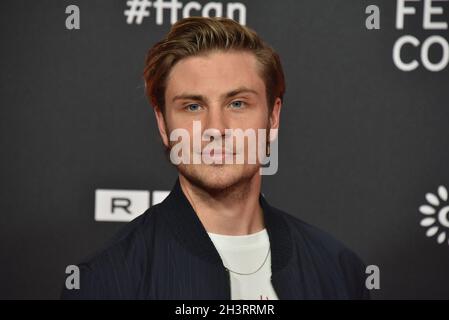 27. Oktober 2021, Nordrhein-Westfalen, Köln: Schauspieler Jannik Schümann kommt zur Vorführung des Films Westwall auf den Filmfestspielen Köln. Foto: Horst Galuschka/dpa Stockfoto