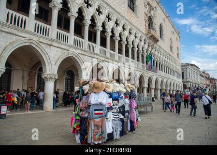 Souvenirläden und Palazzo Ducale am Markusplatz in Venedig, Italien Stockfoto