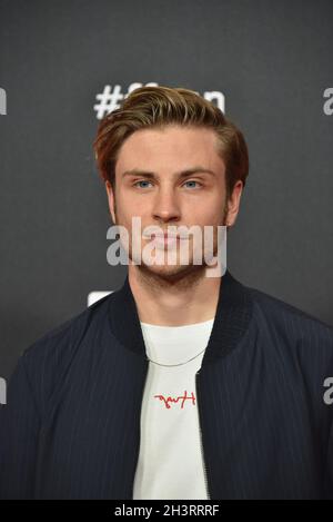 27. Oktober 2021, Nordrhein-Westfalen, Köln: Schauspieler Jannik Schümann kommt zur Vorführung des Films Westwall auf den Filmfestspielen Köln. Foto: Horst Galuschka/dpa Stockfoto