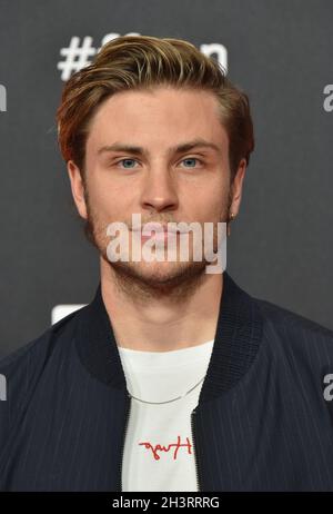 27. Oktober 2021, Nordrhein-Westfalen, Köln: Schauspieler Jannik Schümann kommt zur Vorführung des Films Westwall auf den Filmfestspielen Köln. Foto: Horst Galuschka/dpa Stockfoto