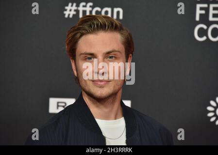 27. Oktober 2021, Nordrhein-Westfalen, Köln: Schauspieler Jannik Schümann kommt zur Vorführung des Films Westwall auf den Filmfestspielen Köln. Foto: Horst Galuschka/dpa Stockfoto