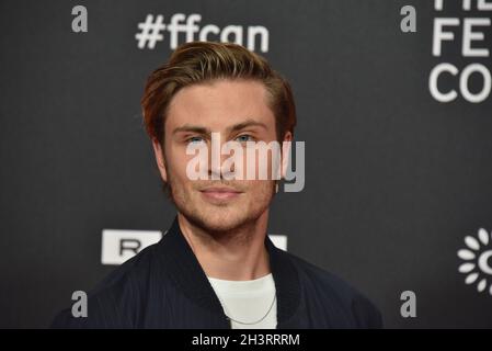 27. Oktober 2021, Nordrhein-Westfalen, Köln: Schauspieler Jannik Schümann kommt zur Vorführung des Films Westwall auf den Filmfestspielen Köln. Foto: Horst Galuschka/dpa Stockfoto