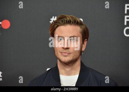 27. Oktober 2021, Nordrhein-Westfalen, Köln: Schauspieler Jannik Schümann kommt zur Vorführung des Films Westwall auf den Filmfestspielen Köln. Foto: Horst Galuschka/dpa Stockfoto