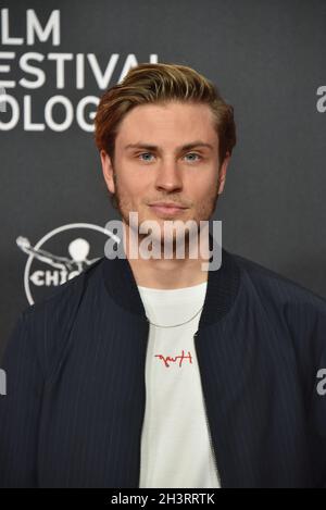 27. Oktober 2021, Nordrhein-Westfalen, Köln: Schauspieler Jannik Schümann kommt zur Vorführung des Films Westwall auf den Filmfestspielen Köln. Foto: Horst Galuschka/dpa Stockfoto