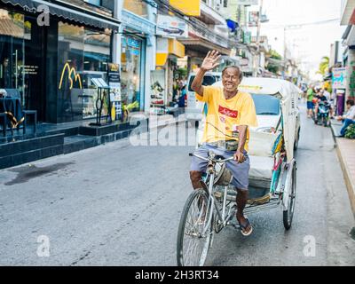 Rikscha-Fahrer in Hua hin. Dies ist ein altes Fischerdorf, das zu einem der beliebtesten Reiseziele in Thailand wurde. Stockfoto