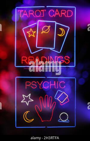 Tarot Karte und psychische Lesungen Neon Zeichen Composite-Foto Stockfoto