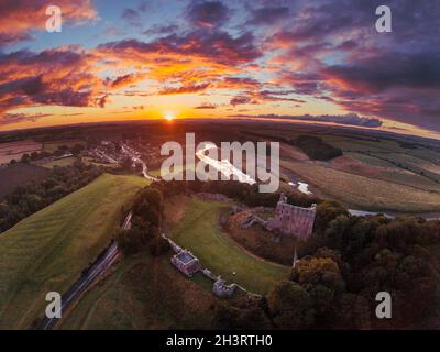 Norham Castle zu den wichtigsten von den Grenzfestungen erbaute 1121 durch die Bischöfe von Durham eine lange und bewegte Geschichte sah viele bekannte Stockfoto