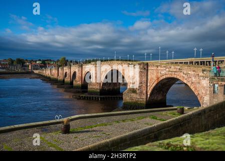 Die alte Brücke und Quayside, Berwick upon Tweed die letzte Brücke, die den Tweed überquert, bevor er die Nordsee erreicht. Northumberland, England, Großbritannien Stockfoto