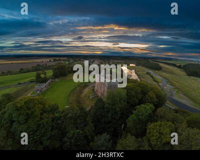 Norham Castle bewacht eine stratgische furt über den River Tweed an der schottischen Grenze, Norham, Northumberland, England, Großbritannien Stockfoto