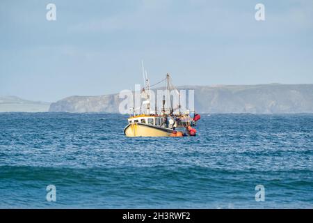 Gelbe britische Fischerboot-Trawler allein in den Gewässern der englischen Kanalinseln, nachdem sie die EU verlassen haben, ohne dass französische Fischerboote oder Netze in Sicht waren. Stockfoto