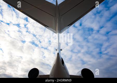 Nahaufnahme eines Privatjets mit zwei Triebwerken. Stockfoto