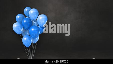 Blaue Luftballons Haufen auf einer schwarzen Wand Hintergrund. Horizontales Banner. Stockfoto