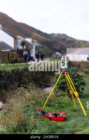 Bauvermessung digital analog Laser dot Ausrüstung auf Stativ Vermessung Baustraßen. Gelbes, modernes Vermessungsteleskop im Stadtzentrum Stockfoto