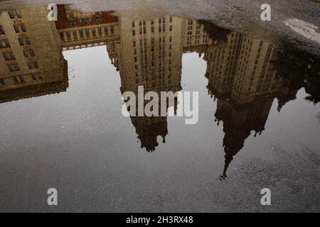 Moskau, Russland september 11. 2021 Spiegelung des Hauptgebäudes der Staatlichen Universität Moskau in einer Pfütze, Herbstarchitektur nach Regen Stockfoto