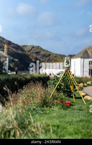 Bauvermessung digital analog Laser dot Ausrüstung auf Stativ Vermessung Baustraßen. Gelbes, modernes Vermessungsteleskop im Stadtzentrum Stockfoto