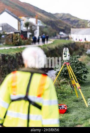 Bauvermessung digital analog Laser dot Ausrüstung auf Stativ Vermessung Baustraßen. Gelbes, modernes Vermessungsteleskop im Stadtzentrum Stockfoto