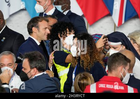 Der französische Präsident Emmanuel Macron posiert für ein Selfie mit medizinischem Personal während eines Gruppenfotos von Weltführern im Konferenzzentrum La Nuvola während des G20-Gipfels in Rom, Italien. Bilddatum: Samstag, 30. Oktober 2021. Stockfoto